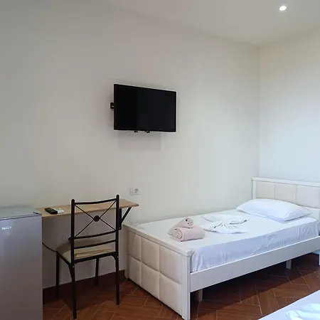 מלון Kavalona Park 3*